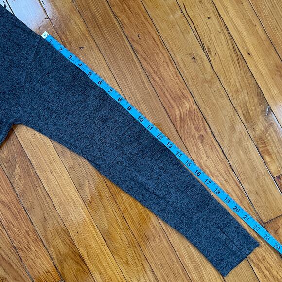 ATHLETA Women's Long Sleeve Gray Top with Thumb Holes Size L - Picture 13 of 13